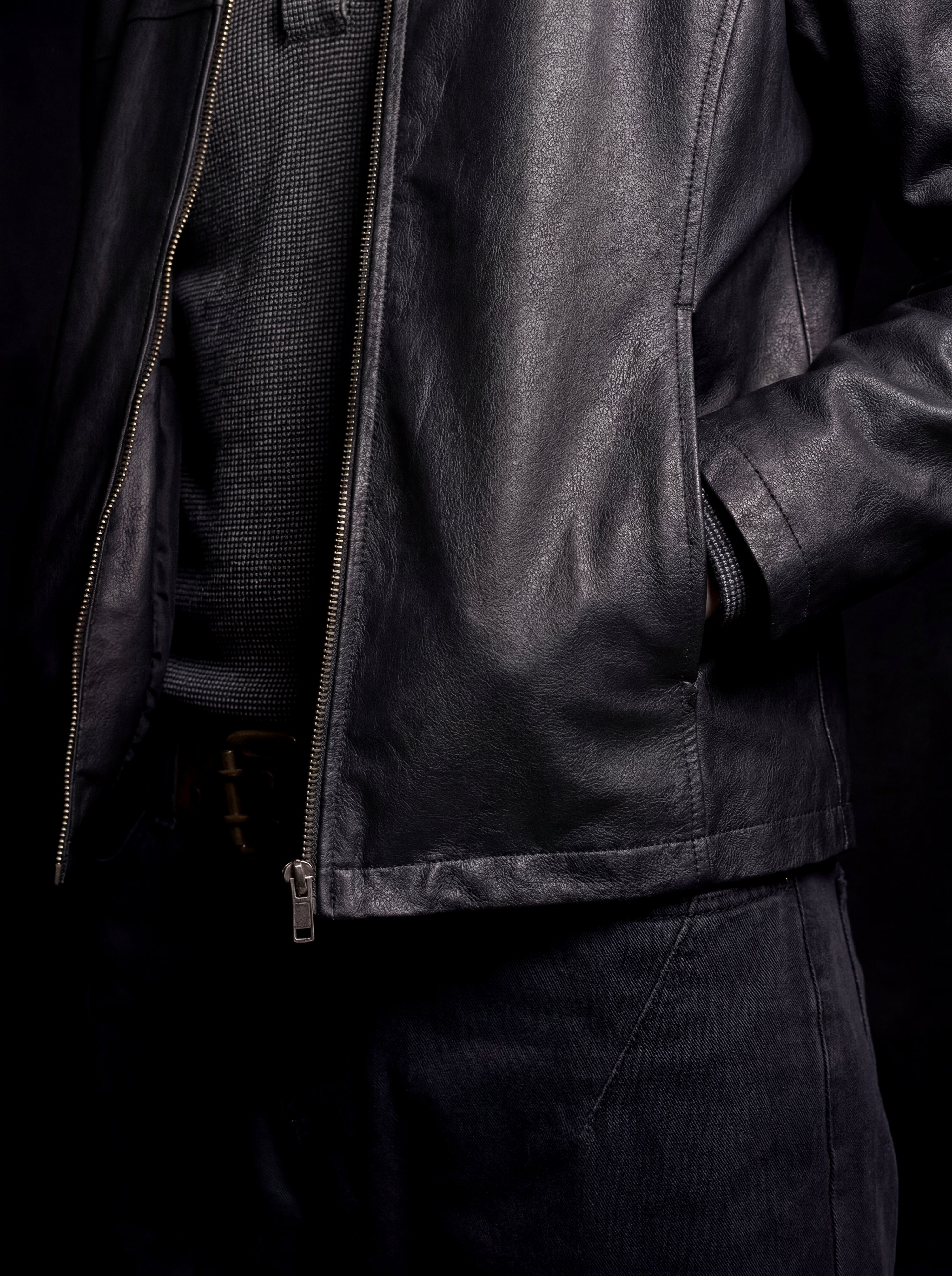BLACK LEATHER JACKET